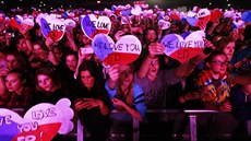 Fanouci a fanynky na praském koncert Eda Sheerana (2015)