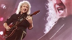 Brian May sóluje na koncert, který Queen odehráli 17. února 2015 v praské O2...