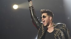 Zpvák Adam Lambert na koncert, který Queen odehráli 17. února 2015 v praské...