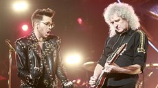 Zpvák Adam Lambert a kytarista Brian May na koncert, který Queen odehráli 17....