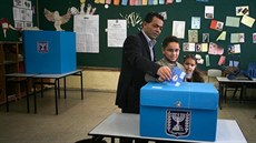 Arabská rodina odevzdává hlas ve volbách do izraelského parlamentu (Izrael, 22....