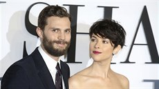 Jamie Dornan a jeho manelka Amelia Warnerová (Londýn, 12. února 2015)