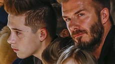 David Beckham, jeho syn Brooklyn a dcera Harper na pehlídce Victorie...