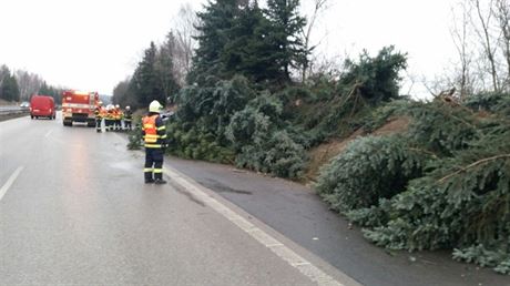 idi nedaleko Mníku pod Brdy dostal smyk, jeho auto skonilo v píkopu, kde...