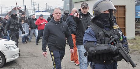 Policie po utkání mezi Spartou a Baníkem zajistila 54 fanouk, kteí...