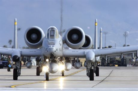 USA vyslaly do Evropy tucet letoun A-10 Thunderbolt II z arizonského...