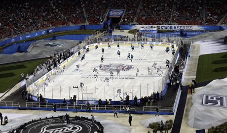 Duel NHL mezi San Jose a Los Angeles se hrl na stadionu, jen je domcm...
