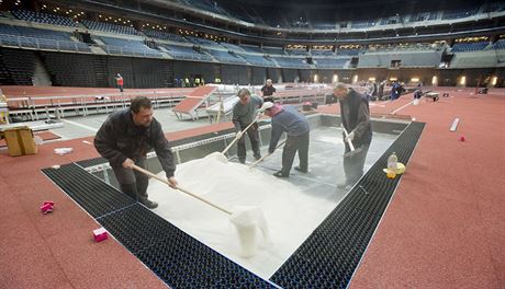 PÍPRAVY. Takhle se minulý týden chystala O2 arena. Halové mistrovství Evropy zaíná u za dva dny.