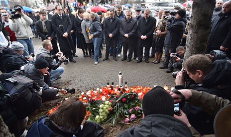 Lidé pili uctít památku zemelých pi tragické stelb v Uherském Brod.