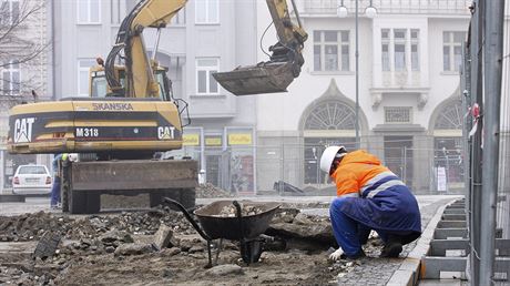 Pi dládní prostoru ped prostjovskou radnicí si dlníci Skansky trhli...