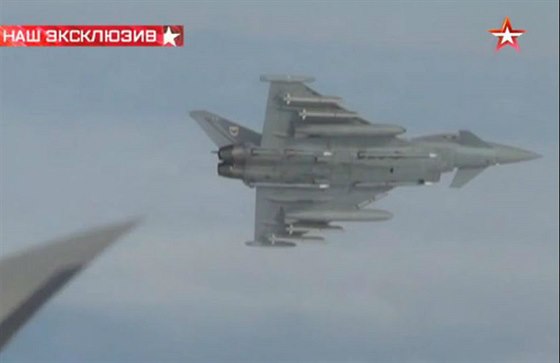 Posádka ruského bombardéru si natoila setkání s letouny NATO (18. února 2015)