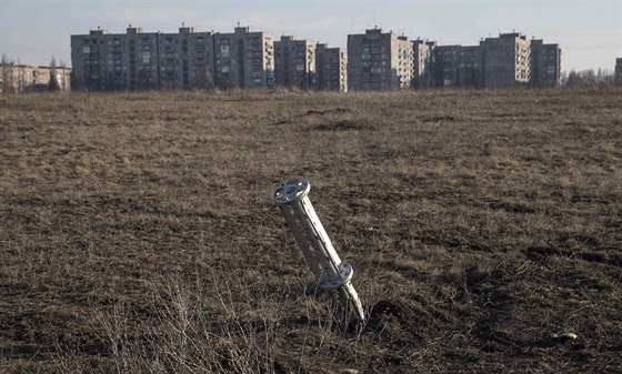 Prázdná kazetová puma nedaleko msta  Jenakijeve (25. února 2015)