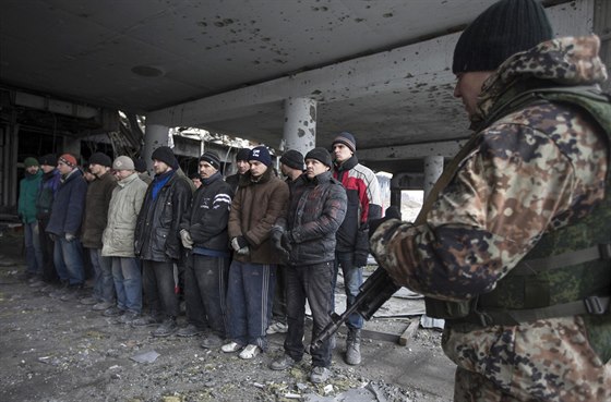 Ukrajintí válení zajatci na donckém letiti (26. února 2015)