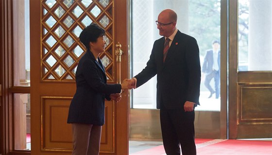 Prezidentka Jiní Koreji Pak Kun-hje vítá eského premiéra Bohuslava Sobotku ve...