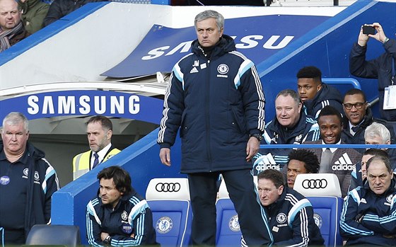 PRO NÁM ZASE KODÍTE? Trenér Chelsea José Mourinho sleduje svj tým bhem...
