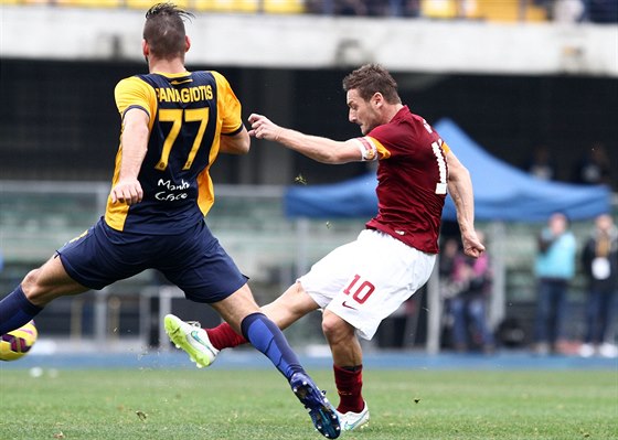 KAPITÁN NAPAHUJE. Francesco Totti, kapitán AS ím, stílí na branku Hellasu...