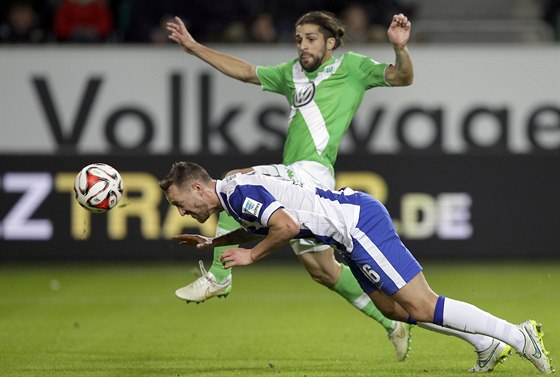 ODVÁNÁ HLAVIKA. Julian Schieber z Herthy Berlín odhlavikovává mí tsn ped...