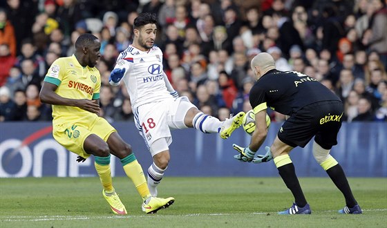 STIHNU TO? Nabil Fekir z Lyonu se pokouí trefit mí tsn ped brankáem...