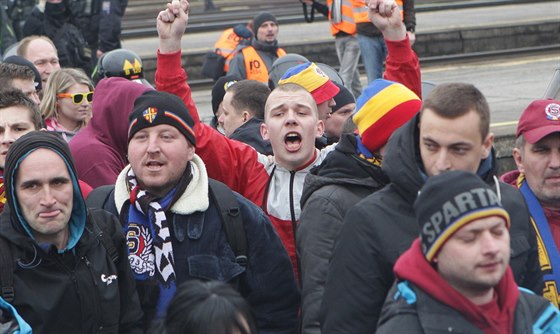 Policie po utkání mezi Spartou a Baníkem zajistila 54 fanouk, kteí...