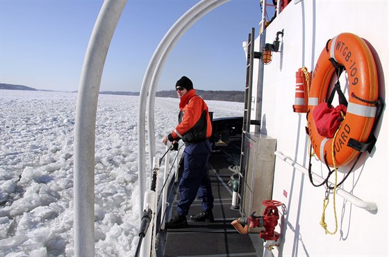 Ledoborec Sturgeon Bay proezává cestu po ece Hudson ve stát New York (27....