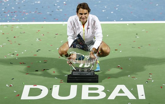 S TROFEJ. Roger Federer, vtz turnaje v Dubaji.