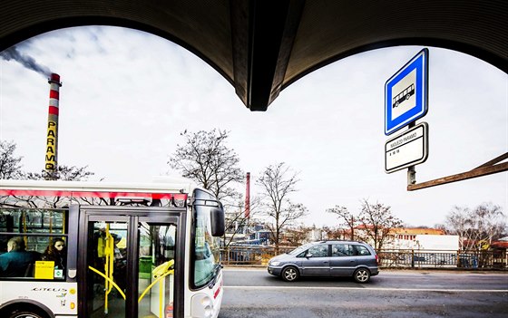 Zatím tam jezdí jen autobusy, ale na silnici u chemiky Paramo se za dva roky...