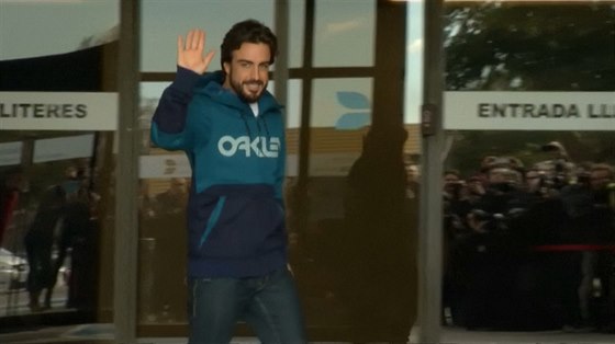 Pilot F1 Fernando Alonso opoutí nemocnici v Barcelon, kde byl ti dny...