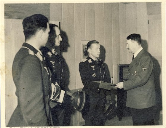 Písluník Luftwaffe Friedrich Lang (uprosted) pebírá vyznamenání od Adolfa...