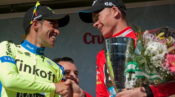 NA STUPNÍCH VÍTZ. Alberto Contador (vlevo)a Chris Froome bhem etapového...