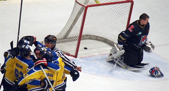 Ústetí hokejisté po gólu Jaroslava Roubíka na 3:2 v prodlouení, kterým...