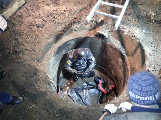 Policie nala mue pod betonovým poklopem. Tlo leelo v septiku nkolik týdn...