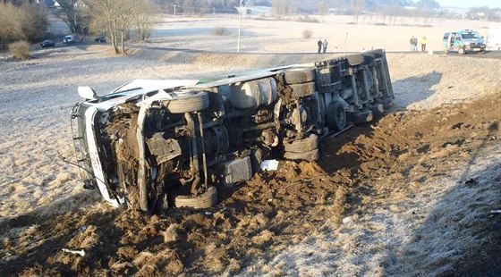 Nehoda dvou osobních automobil a cisterny na hlavním tahu mezi Klatovy a...