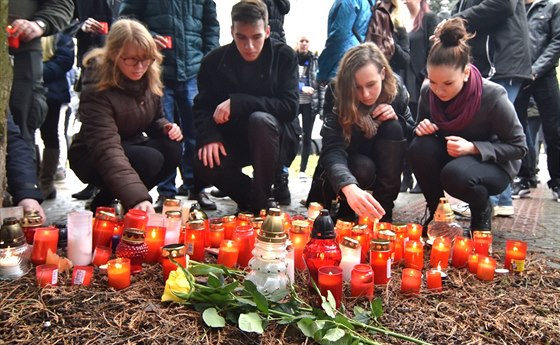 Na pietní místo v Uherském Brod lidé neustále pináejí svíky.