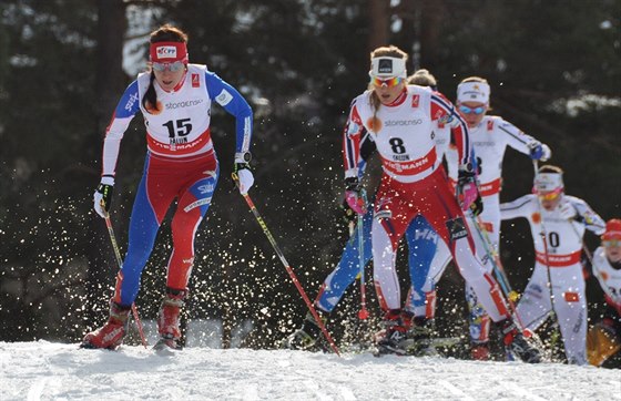 Eva Vrabcová-Nývltová (vlevo) ve skiatlonu na MS ve Falunu.