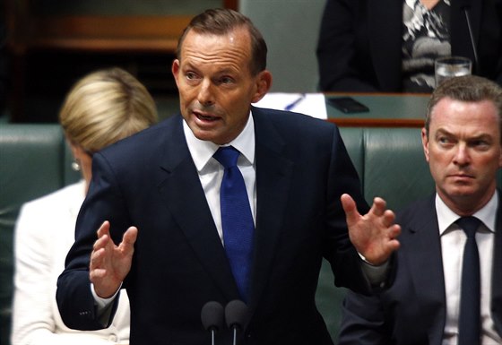 Australský premiér Tony Abbott hovoí v parlamentu v Canbee.