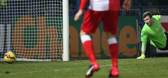 Liberecký branká Ondej Kolá dostává gól v utkání se Slavií.