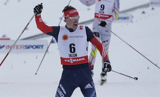 Maxim Vyleganin triumfáln slaví vítzství ve skiatlonu na MS ve Falunu.