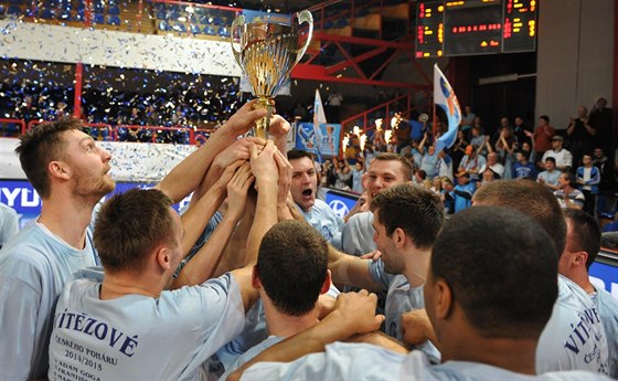 Prostjovtí basketbalisté se radují s trofejí pro vítze eského poháru.