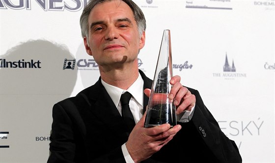 Ivan Trojan s Českým lvem, který získal za roli ve filmu Díra u Hanušovic (21.... Ivan Trojan s Českým lvem, který získal za roli ve filmu Díra u Hanušovic (21....