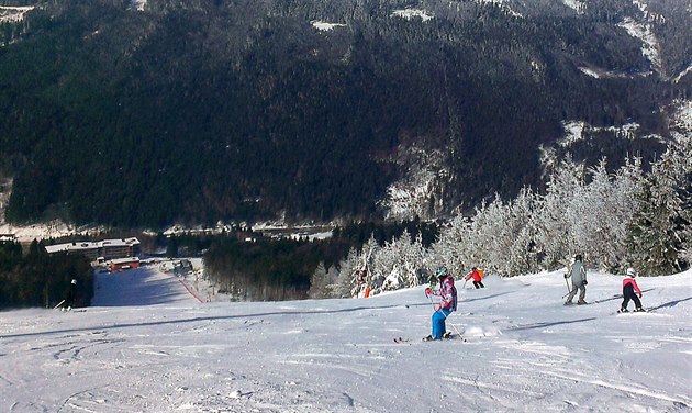 Sjezdovka Snník A, dole vykukuje hotel Vista