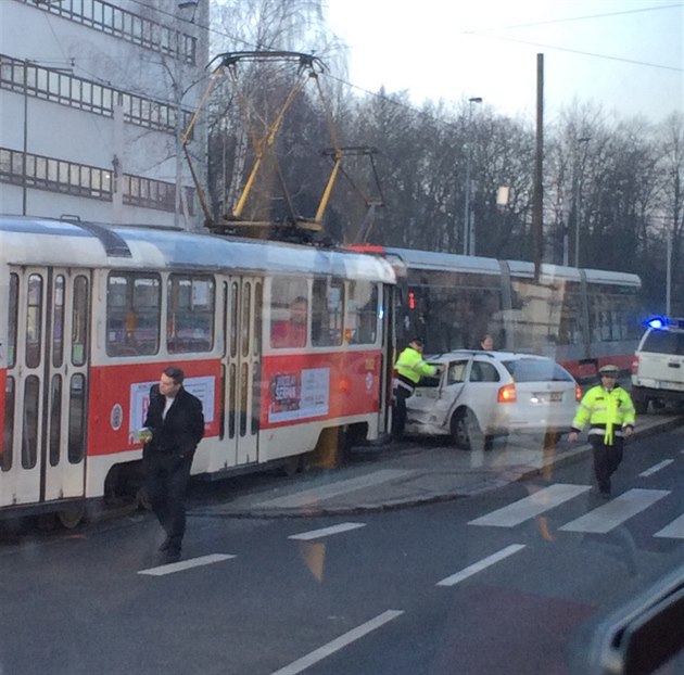 Nehoda tramvaje v Dejvicích (ilustraní foto).