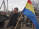 Povstalci s vlajkou Luhansku v dobytm Debalceve (19. nora 2015)