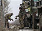 Ukrajinští vojáci nedaleko Artěmivsku (19. února 2015)