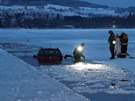 Pod automobilem Peugeot se proboil tenký led na Lipenské pehrad (24. února...