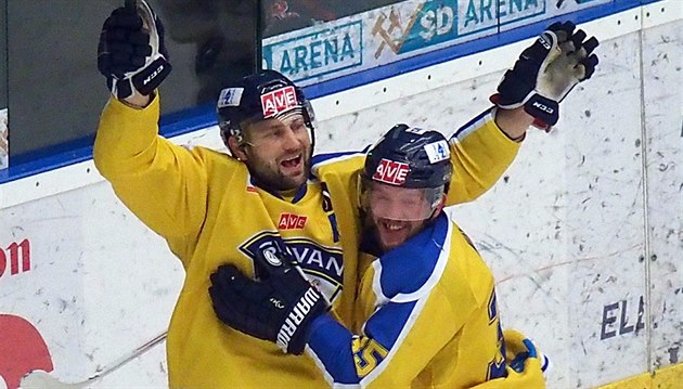 Ústecký kanonýr Jaroslav Roubík (vlevo) zaznamenal hattrick, gól s ním slaví... Ústecký kanonýr Jaroslav Roubík (vlevo) zaznamenal hattrick, gól s ním slaví...