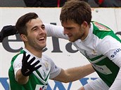 Jablonet fotbalist Martin Pospil (vlevo) a Valerijs abala se raduj z...