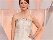 Julianne Moore vsadila na blou rbu rovnho stihu od Chanel s 80 000 flitry....