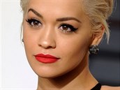 Rita Ora a klasick len v podob rudch rt a ern prodlouen linky na...