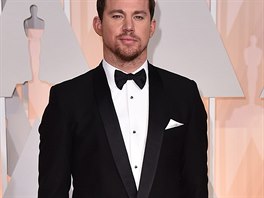 Channing Tatum shl po dvoudlnm smokingu Dolce & Gabbana, kter doplnil...