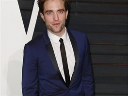 Robert Pattinson na oscarovou Vanity Fair party vyrazil v tmav modrm obleku...